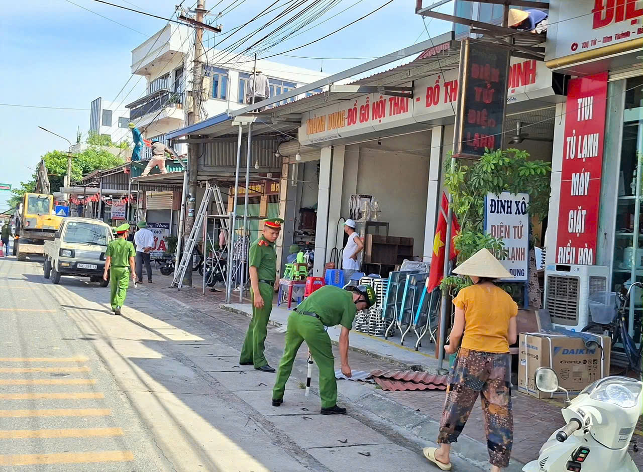 Công an xã Kim Thành ra quân giải tỏa hành lang an toàn giao thông trên tuyến Quốc lộ 17B